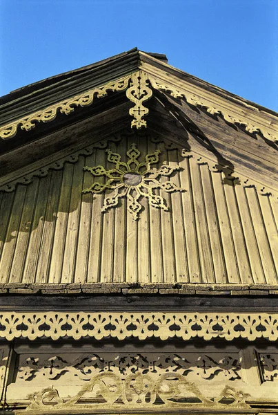 Pediment Stary Rosyjski Drewniany Dom Czasów Imperium Rosyjskiego Elementami Rzeźbionych — Zdjęcie stockowe