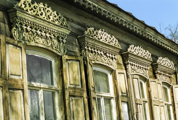 Janelas Uma Antiga Casa Madeira Russa Dos Tempos Império Russo — Fotografia de Stock