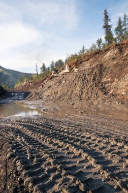 Ağır ekipmanların çalıştığı sanayi bölgesinde bir tekerlek yükleyicisinin tekerlek izi..
