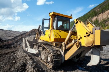 Buldozerler dağlık bir ormandaki toprağı kestiler. Madencilik