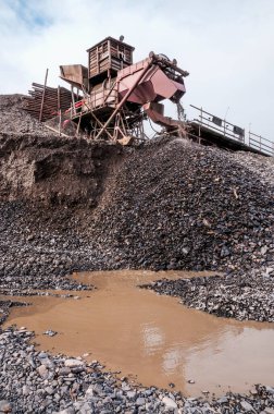 Endüstriyel ekipmanlar - altın taşıyan toprağı yıkamak ve taşları doğal altından ayırmak için bir çamaşır makinesi. Doğu Sibirya 'da altın madenciliği endüstrisi