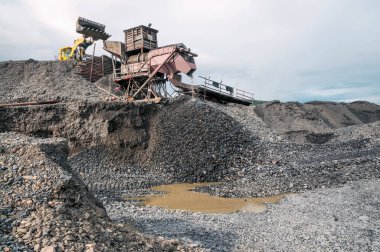 Endüstriyel ekipmanlar - altın taşıyan toprağı yıkamak ve taşları doğal altından ayırmak için bir çamaşır makinesi. Doğu Sibirya 'da altın madenciliği endüstrisi