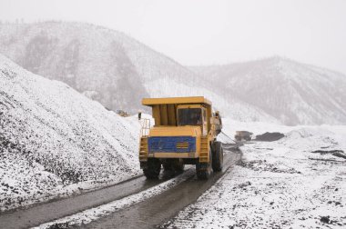 Çöp kamyonları iş yerinde. Dağlık arazide madencilik
