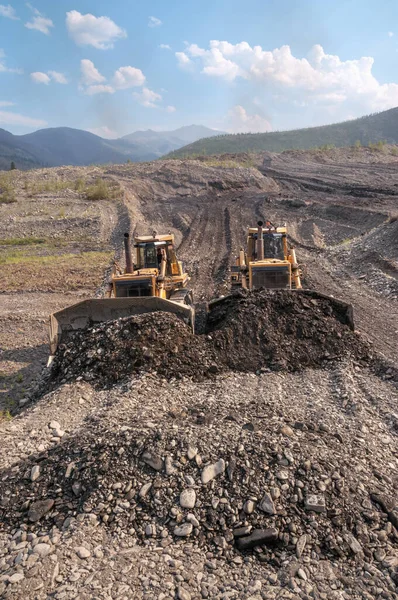 Buldożery Wycinają Wierzchnią Warstwę Gleby Górzystym Zalesionym Obszarze Górnictwo — Zdjęcie stockowe