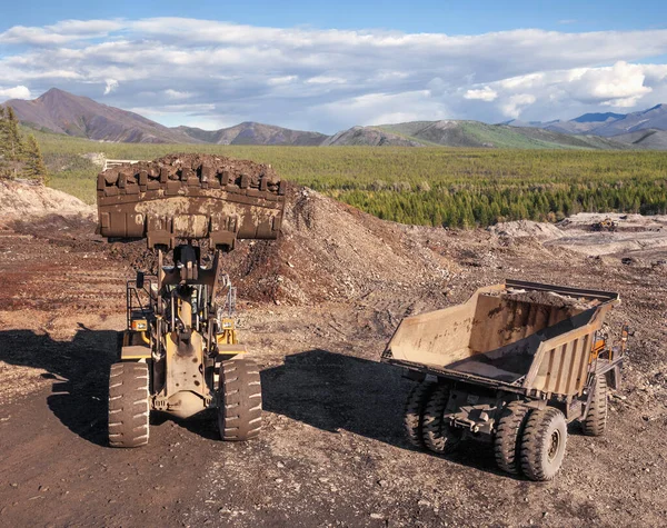 Wywrotka Ładowarka Czołowa Użyciu Mining Ładowarka Kołowa Ładuje Górską Glebę — Zdjęcie stockowe