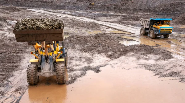 Vyhoďte Kamion Přední Nakladač Provozu Těžba Kolový Nakladač Nakládá Horskou — Stock fotografie