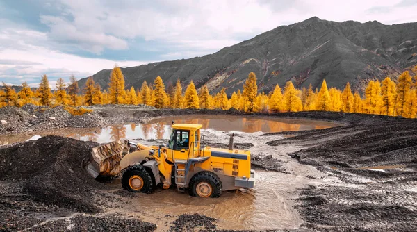 Ładowarka Kołowa Pracy Przewozi Złotą Górską Glebę Zbiornika Urządzeniami Myjącymi — Zdjęcie stockowe