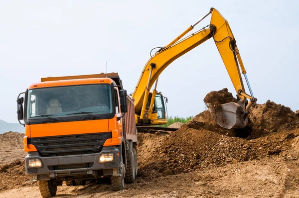 Earthworks Excavator Loads Soil Body Cargo Dump Truck — Stock Photo, Image