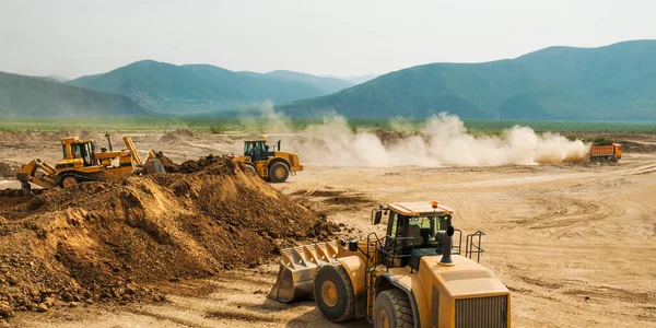 Aardewerken Een Zomerdag Een Bergachtig Gebied Wielladers Bulldozers Dump Trucks — Stockfoto