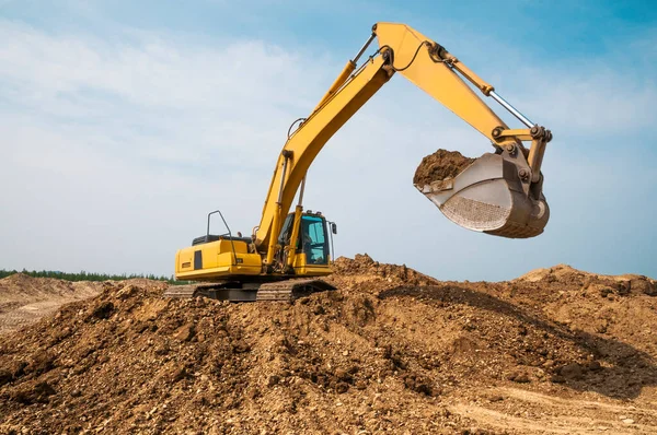 Escavatore Raccolto Secchio Terra Sta Aspettando Arrivo Autocarro Ribaltabile — Foto Stock