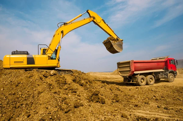 Earthworks Εκσκαφέας Φορτώνει Χώμα Στο Σώμα Ενός Φορτηγού — Φωτογραφία Αρχείου