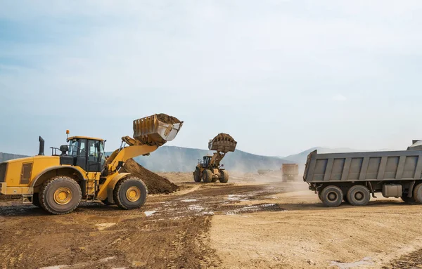 Aardewerken Een Zomerdag Een Bergachtig Gebied Wielladers Bulldozers Dump Trucks — Stockfoto