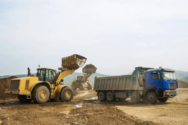 Aardewerken Een Zomerdag Een Bergachtig Gebied Wielladers Bulldozers Dump Trucks — Stockfoto