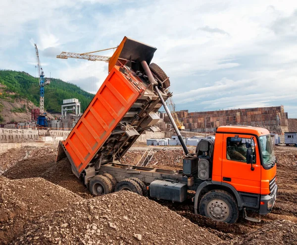 Muldenkipper Entlädt Gebirgsboden Industriegebiet Bereich Einer Baustelle — Stockfoto