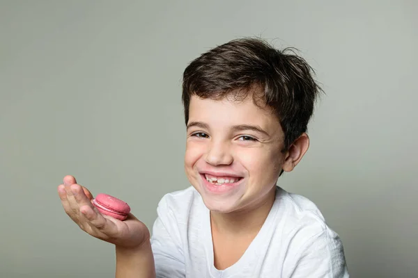 Letý Chlapec Drží Ruce Macaron Dává Velký Úsměv — Stock fotografie