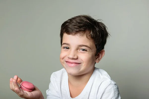 Jähriges Kind Hält Macaron Der Hand Und Lächelt — Stockfoto