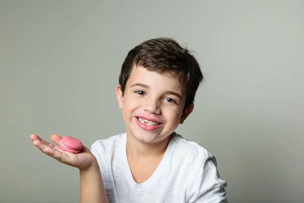 Éves Gyermek Kezében Egy Rózsaszín Macaroon Egy Nagy Mosollyal Arcán — Stock Fotó