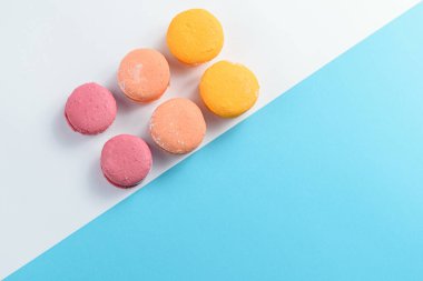 Beyaz ve mavi arkaplanda köşegen şeklinde dizilmiş 6 badem kurabiyesi..