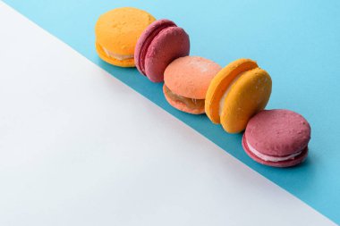 6 badem kurabiyesi yalan ve duruş pozisyonları değişen çapraz bir çizgide dizilmiştir..