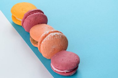 Mavi arka planda 5 tane badem kurabiyesi sıraya dizildi..