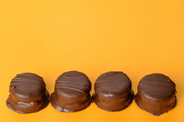 Yatay hizaya getirilmiş 4 Brezilya ballı keki.