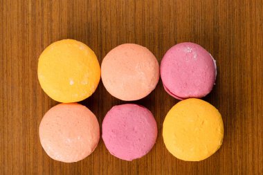 Masada 6 renkli badem kurabiyesi var..