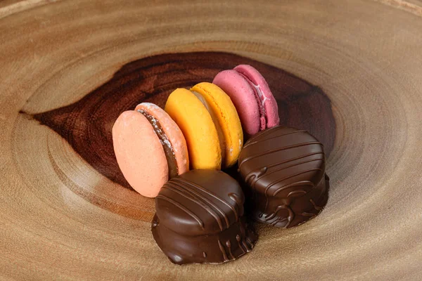 Ön planda Brezilya ballı kekleri ve arka planda renkli kurabiyeler..