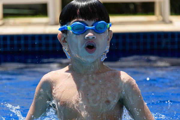 Anos Idade Criança Mergulhando Piscina Com Uma Camada Água Redor — Fotografia de Stock