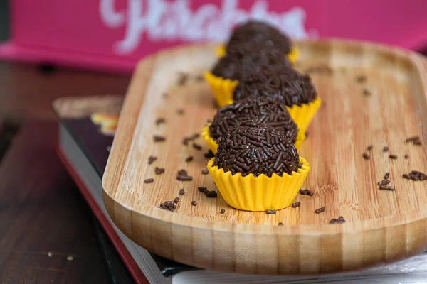 Brigadiers lined up. Focus on the first brigadiers. In the background, name written in Portuguese: Congratulations.