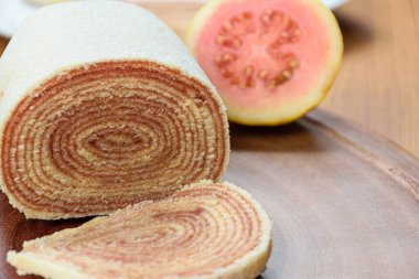 Pastayı yuvarla (bolo de rolo) bir guava 'nın yanındaki tahta tahtaya yakın çekim yap.