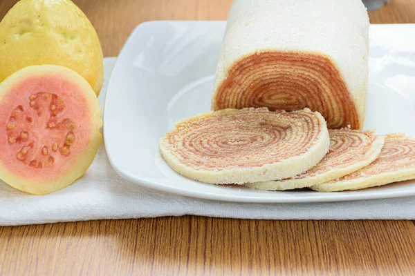 Bolo Rolo Rollkuchen Neben Guaven Traditionelle Brasilianische Süßigkeit — Stockfoto