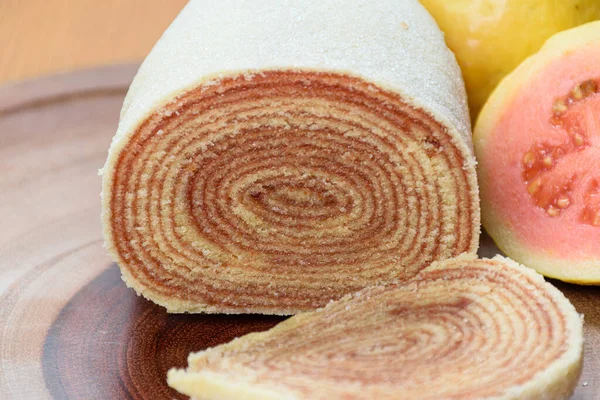 Bolo Rolo Rollkuchen Nahaufnahme Auf Einem Holzbrett Neben Guaven — Stockfoto