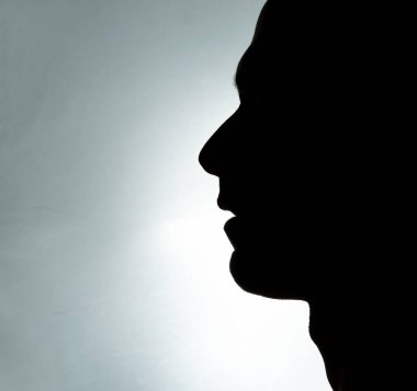 Siluet, 44 yaşında ağzı açık bir adam yüzü..