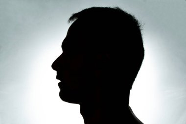 44 yaşında ağzı açık bir adamın silueti..