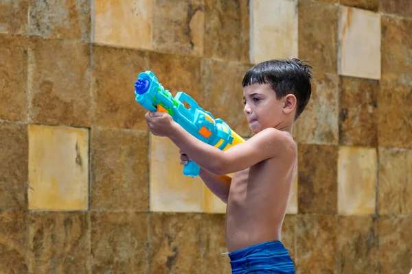 Niño Años Cargando Pistola Agua Pared Piedra Fondo —  Fotos de Stock