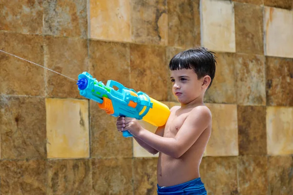 Nahaufnahme Eines Jährigen Kindes Das Mit Seiner Spritzpistole Schießt Steinmauer — Stockfoto