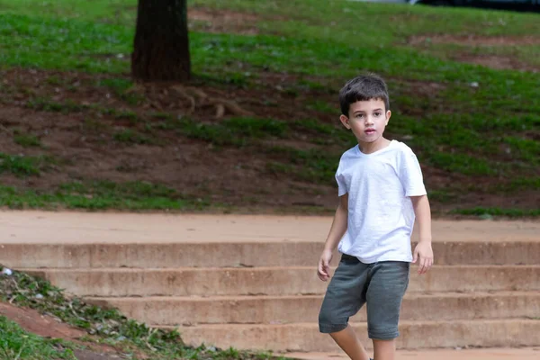 Nahaufnahme Eines Jährigen Kindes Mit Einer Betontreppe Hintergrund — Stockfoto