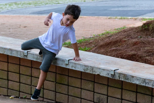 6 yaşında bir çocuk çimento tezgahından çıkıyor ve koşuyor..