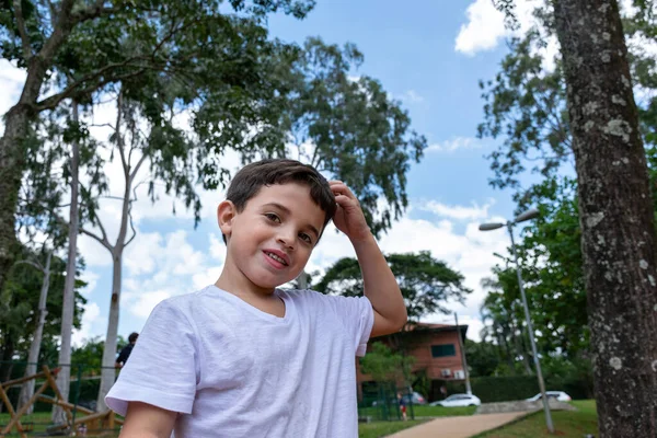 Leté Dítě Venku Nesmělým Úsměvem Rukou Prohrábl Vlasy — Stock fotografie