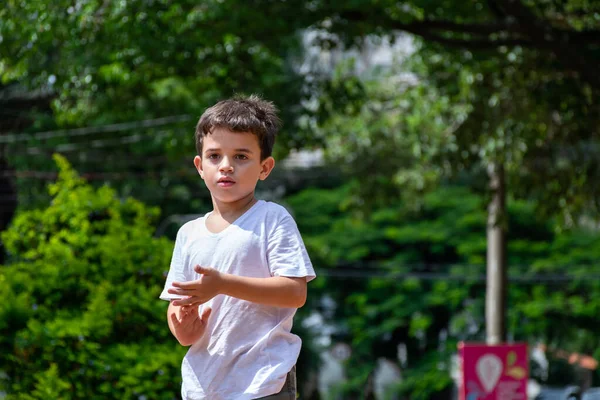広場で6歳の子供のクローズアップと彼の手に触れる — ストック写真