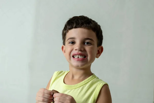 Κοντινό Πλάνο Του 6Χρονου Παιδιού Χαμογελώντας Και Κρατώντας Ένα Μπισκότο — Φωτογραφία Αρχείου