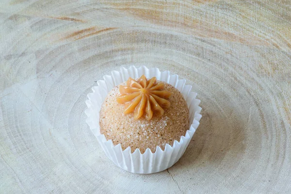 Ahşap bir tahtanın üzerindeki tugayın (tugadeiro de churros) yakın çekimi.