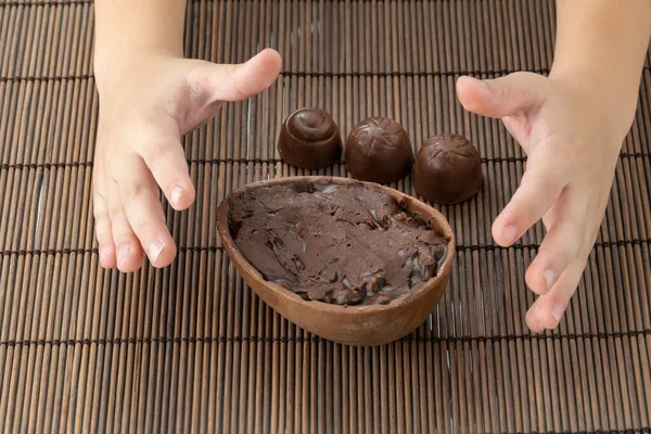 Sadece Bir Çocuğun Elleri Çikolatalı Paskalya Yumurtasını Topluyor Koyu Çikolata — Stok fotoğraf