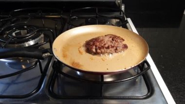 Tereyağında kızaran chuck burger (kenar görünümü)).