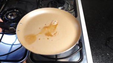 Chuck burger kızartma tavasında tereyağlı yapılıyor..