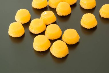 Mat siyah arka planda birkaç quindins. Geleneksel Brezilya tatlılığı (üst görünüm).