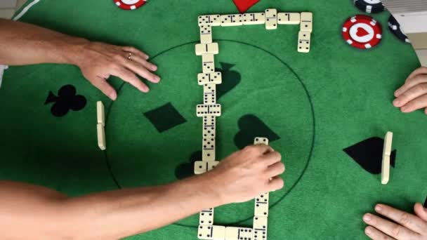 Dois homens maduros jogando dominó (dominós) vista superior. — Vídeo de Stock