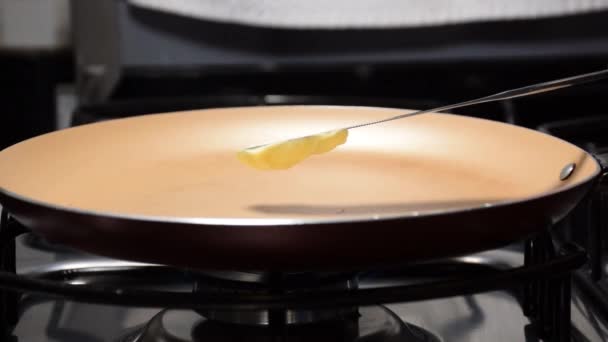Masło umieszczane i topione w gorącej patelni. — Wideo stockowe