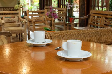 Masanın üzerinde bir çift yalnız kahve fincanı.).