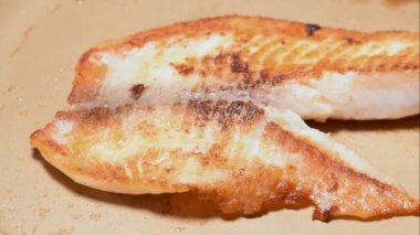 Tilapia filetosu (Aziz Peter) kızartma tavasında (yan izleme) bitiriliyor).
